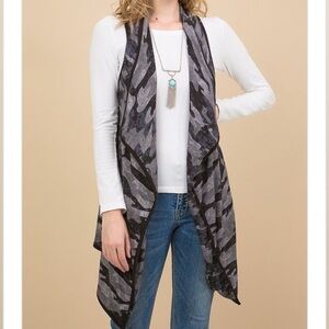 Plus size city camo black white cardigan